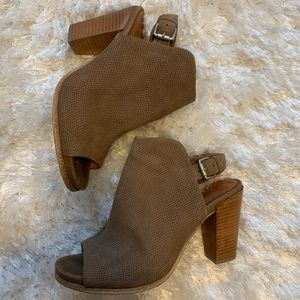 Gentle Souls by Kenneth Cole Open Toed Shoe